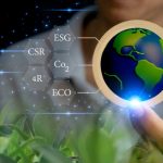 Ingeniero ambiental estudiando las tencologías climáticas para un mundo sostenible