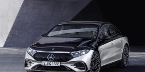 Mercedes is preparing a new model offensive. The company’s wealthy customers are eager to reach for combustion cars