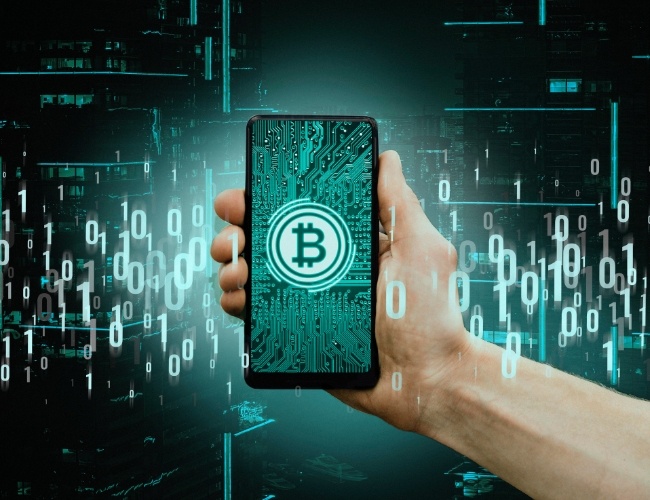Mano con un celular mostrando el universo de blockchain y la bitcoin